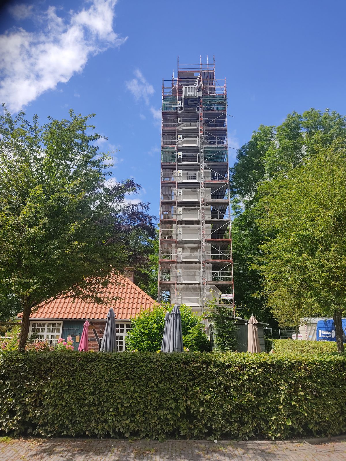 Altmarienhausen mit eingerüstetem Marienturm für Sanierung