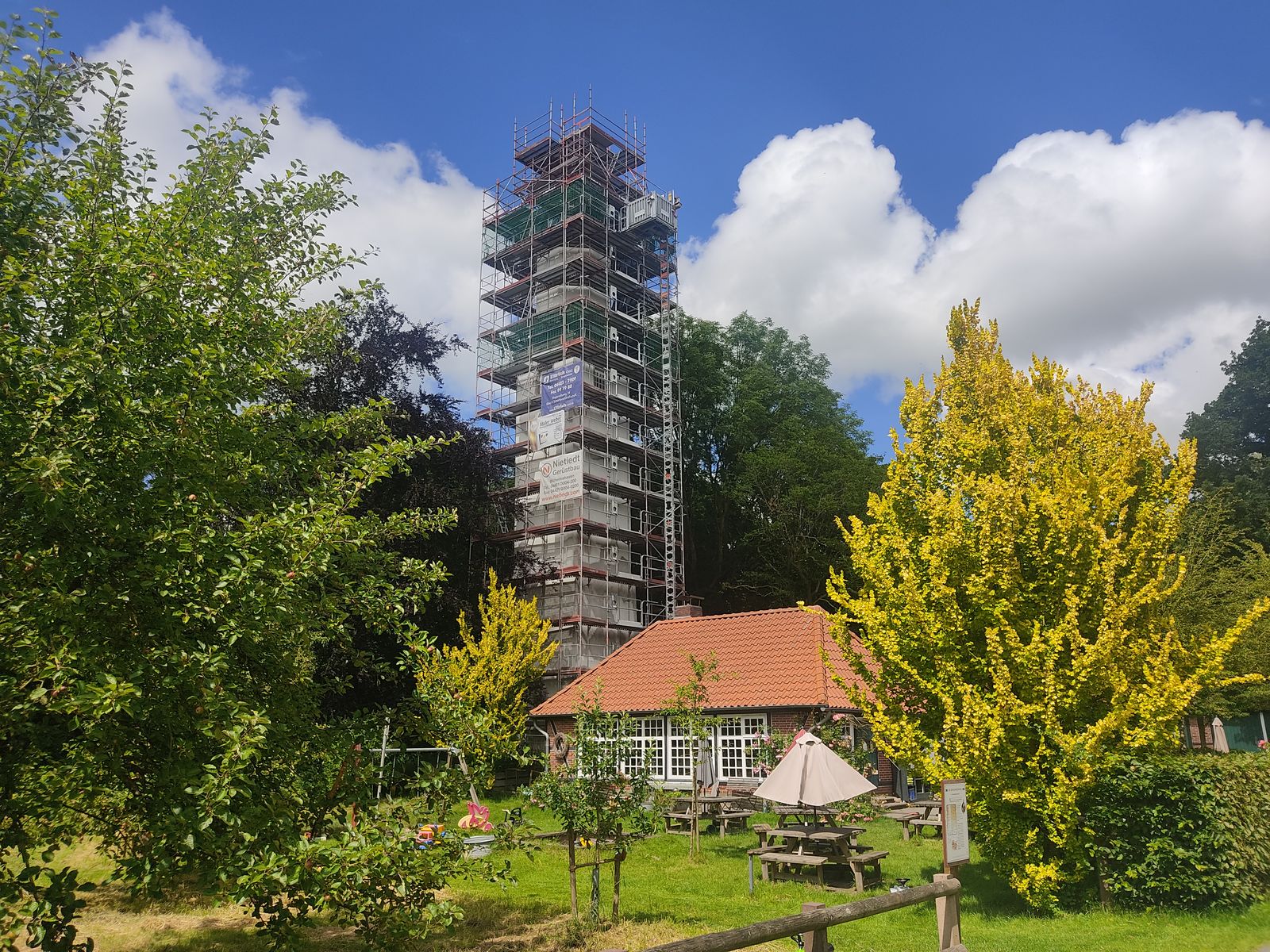 Altmarienhausen mit eingerüstetem Marienturm für Sanierung