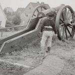 Pressebild von der alten Kanone mit spielenden Kindern